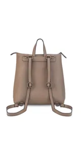 Mochila de diseño moderno y funcional, confeccionada en símil cuero con textura granulada. Cuenta con un bolsillo frontal con broche, correas ajustables y desmontables, y cierre principal superior.