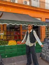 Pantalón de corte recto con estampado de cuadros en tonos verde y azul, confeccionado en tela ligera.