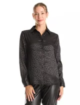 Camisa de satén marca Liv Los Angeles, con cuello clásico, cierre frontal con botones y mangas largas. Presenta un estampado animal print sutil en tono sobre tono.