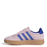 Championes Adidas modelo Bareeda W, de diseño urbano en color rosado con detalles en azul en las icónicas tres tiras y el talón. Presenta una suela de goma en tono marrón claro y confección en gamuza.