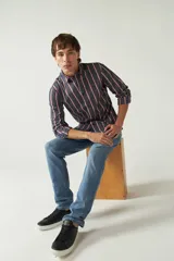 Camisa blanca a cuadros azules y grises, de manga larga y corte slim fit.