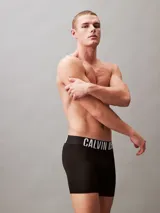 Pack de tres boxers largos Calvin Klein de la colección Intense Power, confeccionados en microfibra de tacto sedoso. Presentan un diseño minimalista con cintura elástica distintiva de la marca con el logo estampado.
