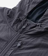 Buzo de fleece color verde agua con capucha ajustable, cierre frontal completo y bolsillo con cierre en el pecho. Presenta un diseño funcional con recortes en tejido plano y calce regular.