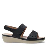 Sandalias de plataforma baja con dos tiras anchas ajustables mediante velcro. Las tiras presentan un diseño texturizado con microperforaciones. Cuenta con una tira trasera con cierre de velcro para mayor sujeción y una plantilla acolchada.