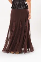 Pollera larga color chocolate confeccionada en microtul, totalmente forrada, con diseño fluido y volados en cascada que aportan movimiento.