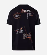 Remera negra de manga corta con cuello redondo y corte comfort, confeccionada en algodón. Presenta diversos estampados gráficos y lettering en estilo graffiti en la espalda.