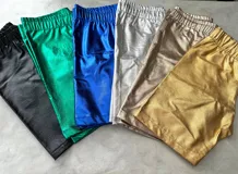 Bikers cortas metalizadas con cintura elástica.