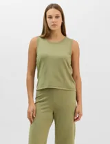 Musculosa de tejido fino en color amarillo, con cuello redondo y diseño sin mangas.