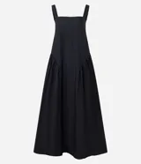 Vestido midi negro confeccionado en tricolina de algodón, con escote cuadrado, breteles anchos y corte con frunces laterales en la cintura. Presenta falda amplia y diseño de la marca Marfinno.