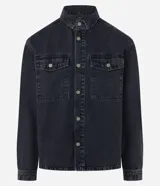 Camisa masculina de denim de algodón con efecto marmolado, corte oversized tipo boxy, cuello camisero, mangas largas, cierre frontal con botones y dos bolsillos frontales con solapa en el pecho.