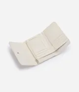 Billetera mediana tipo sobre de material sintético con textura efecto crocco. Cuenta con cierre mediante botón a presión y placa metálica con logo de la marca en el frente.