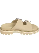 Sandalias de ante color beige con dos tiras anchas ajustables mediante hebillas metálicas plateadas. Presentan una suela de EVA gruesa y dentada de 5,3 cm de altura. Incluyen detalles distintivos de la marca Tommy Jeans en las hebillas y la plantilla.