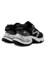 Championes deportivos para mujer Santa Barbara modelo Stride, color negro con detalles en gris y suela chunky blanca.