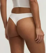 Conjunto de lencería color borgoña, compuesto por un corpiño triangular de encaje con breteles finos y un tanga de encaje con cintura elástica.