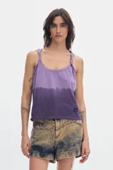 Top musculosa de algodón con efecto lavado degradé en tonos morados, escote redondo y breteles retorcidos.