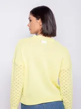 Sweater de tejido de punto color naranja, con diseño de calados, manga larga y cuello redondo.