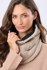 Cuello reversible de polar y sherpa color negro, con pequeño aplique de cuero sintético con logo grabado.