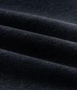 Bermuda de jean color gris oscuro con efecto de lavado, corte baggy relaxed. Presenta apliques de estrellas deshilachadas en los laterales y ruedo deshilachado. Tiene cintura con trabillas y cierre tradicional.