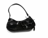 Cartera de hombro de diseño estilo baguete, color negro, con múltiples bolsillos externos con cierre y solapa, herrajes metálicos plateados y correa ajustable.