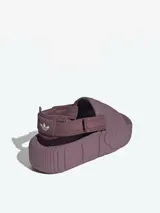 Sandalias Adidas Adilette 22 XLG color lila, con diseño futurista y banda ajustable.