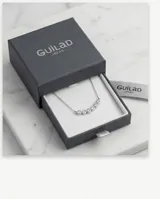 Collar de plata 925 con cadena fina y dije compuesto por seis círculos engastados con circonias.