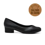 Zapato de cuero negro con taco bajo y punta redondeada.