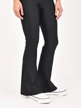 Calza de tiro alto con corte acampanado en el bajo, confeccionada en tejido elástico de color negro.