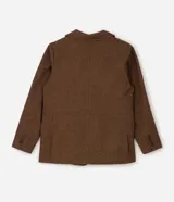 Blazer de corte regular confeccionado en tejido de poliéster con textura de espina de pez. Presenta cuello con solapa, cierre frontal de un botón, mangas largas y bolsillos laterales con solapa.