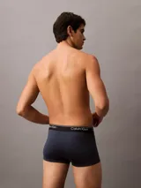 Pack de tres bóxers Calvin Klein de microfibra suave en colores azul marino, amarillo y verde. Cintura elástica con logo de la marca.