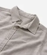 Camisa de manga larga Marfinno con cuello camisero y cierre frontal de botones. Confeccionada en tejido plano de lino y algodón.