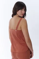 Top color canela con escote en V y tirantes anchos, confeccionado en lino.