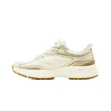 Championes deportivos Hi-Tec modelo Darby Lady, de color beige con detalles dorados y suela de goma marrón. Cuentan con tecnología Memory Foam para mayor comodidad, diseño de malla y refuerzos sintéticos.