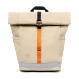 Mochila color beige con cierre superior enrollable, asa de mano negra y correa de ajuste frontal naranja.