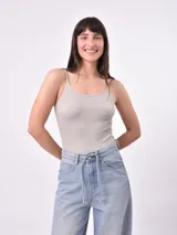 Body de morley color beige, con breteles finos y escote redondo.