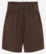 Short de tiro alto confeccionado en mezcla de viscosa y lino, con corte holgado. Presenta cintura elástica, trabillas y un cinturón incorporado con hebilla metálica doble. Incluye bolsillos laterales.