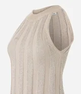 Blusa sin mangas color beige, confeccionada en tejido de punto acanalado con hilo metalizado, escote alto y corte ajustado.