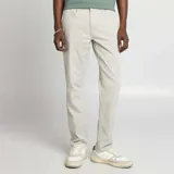 Pantalón chino slim color gris claro, con cinco bolsillos y cierre de botón y cremallera.