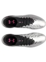 Championes de fútbol Under Armour Magnetico Pro 6 FG, color plateado con detalles en negro y fucsia. Cuenta con capellada auxética UA Liquid Clone, sistema de cordones asimétrico y cuello de punto.