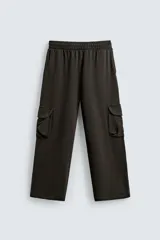 Pantalón cargo de corte relajado con efecto lavado, confeccionado en tejido de algodón. Presenta cintura elástica, bolsillos laterales de plastrón con solapa y bolsillos delanteros.