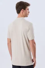 Remera polo de piqué de algodón color azul, de manga corta, con cuello camisero, cierre frontal de dos botones y pequeño logo bordado en el pecho.