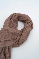 Pañuelo de textura arrugada, color negro, con bordes deshilachados.