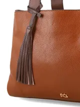 Cartera shopper de cuero color cognac con doble asa de hombro y detalle de borla colgante en el lateral.