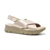 Sandalias negras de cuero con tiras cruzadas y plataforma.