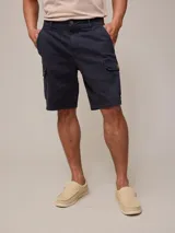 Bermuda cargo de sarga color azul oscuro, con bolsillos laterales tipo cargo con solapa y cierre de botón. Presenta un corte clásico con cintura con trabillas y cierre frontal.