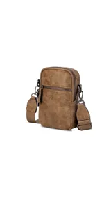 Bandolera color marrón de cuero sintético con textura desgastada, cierre metálico principal y cierre frontal. Cuenta con una correa de galón gruesa y ajustable.