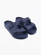 Sandalias negras con doble tira y hebillas ajustables.