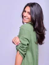 Vestido camisero largo color verde militar, confeccionado en lino, con cuello clásico, mangas largas con puños abotonados y cierre frontal con botones. Incluye un bolsillo de parche en el pecho.