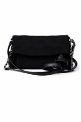 Cartera tipo sobre de color negro con diseño acolchado en patrón de rombos. Cuenta con una solapa frontal, correa de cadena metálica entrelazada con cuero y una correa larga ajustable extraíble.