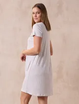 Camisón corto de tejido soft estampado, marca René Rofé. Tiene escote redondo con abertura y mangas cortas.