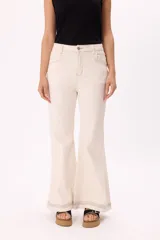 Pantalón jean wide leg color crudo, de tiro medio y textura firme.